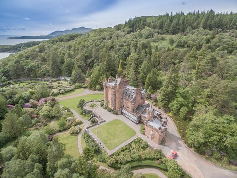 Glenborrodale Castle, Skotlanti myytävänä kahdella saarella