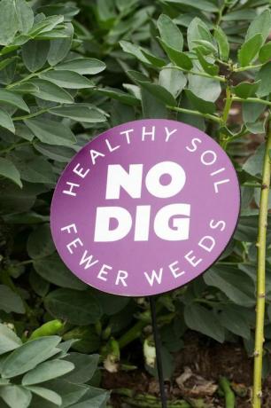 No Dig -merkki RHS Wisleyn vihannespuutarhassa.