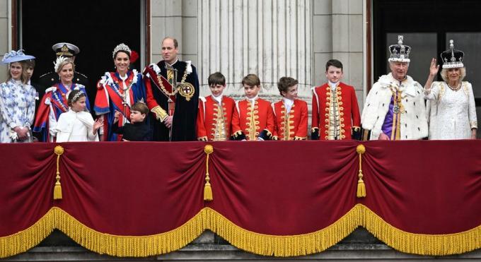 Lontoo, Englanti toukokuuta 06 l r lady louise windsor, varaamiraali sir timothy laurence, sophie, edinburghin herttuatar, walesin prinsessa charlotte, anne, prinsessa royal, Catherine, Walesin prinsessa, prinssi Louis, Walesin prinssi, prinssi William, Walesin prinssi, kunniasivu herra oliver cholmondeley, Walesin prinssi George, kunniasivu nicholas barclay, kunniasivu ralph Tollemache, kuningas Kaarle iii ja kuningatar Camilla Buckinghamin palatsin parvekkeella kuningas Kaarle III: n ja kuningatar Camillan kruunajaisissa 6. toukokuuta 2023 Lontoossa, Englannissa Charles iii: n ja hänen vaimonsa Camillan kruunattiin Ison-Britannian ja Pohjois-Irlannin yhdistyneen kuningaskunnan kuninkaaksi ja kuningattareksi. muut kansainyhteisön valtakunnat tapahtuvat westminsterin luostarissa tänään charles nousi valtaistuimelle 8. syyskuuta 2022 äitinsä elizabeth ii: n kuoleman jälkeen valokuva: samir husseinwirekuva