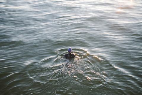 Nainen avovesi uimari meressä