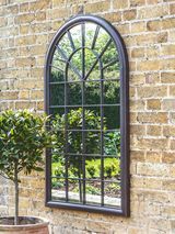 Fura Outdoor Garden -seinäikkunan tyylin kaareva peili, 131 x 75cm, antiikki pronssi