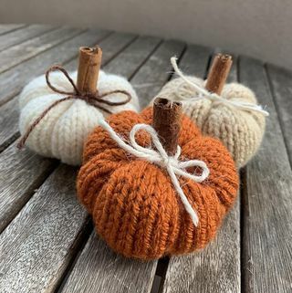 Käsin neulotut Mini Pumpkin -koristeet