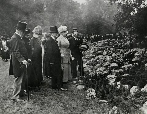 Kuningatar Mary ryhmän kanssa Chelsean kukkashow'ssa. Päivämäärä 1913.