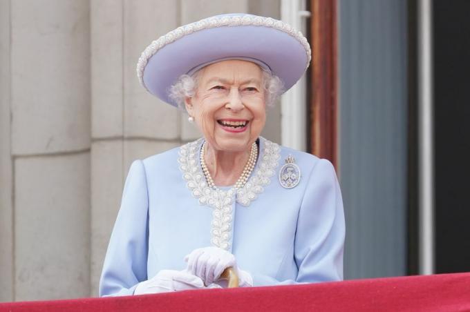 Lontoo, Englanti 02. kesäkuuta kuningatar Elizabeth ii katselee Buckinghamin palatsin parvekkeelta joukkojensa aikana väriparaatia väriparaatia 2. kesäkuuta, 2022 Lontoossa, Englannissa, värin kulkue, joka tunnetaan myös nimellä kuningattarien syntymäpäiväparaati, on sotilaallinen seremonia, jonka suorittavat Britannian armeijan rykmentit paikka 1600-luvun puolivälistä lähtien se on brittiläisen suvereenin virallista syntymäpäivää tänä vuonna, 2.–5. kesäkuuta 2022, siellä on lisätty juhla Elizabeth ii: n platinajuhla Isossa-Britanniassa ja kansainyhteisössä hänen valtaistuimelletulonsa 70-vuotispäivänä 6. helmikuuta 1952 valokuva: jonathan brady wpa poolgetty kuvia