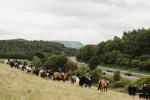 Kuvissa näkyy kuningatar Elisabetin emotionaalinen viimeinen matka Skotlannin halki, esittelyssä kymmeniä hevosia
