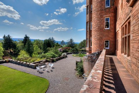 Glenborrodale Castle, Skotlanti myytävänä kahdella saarella