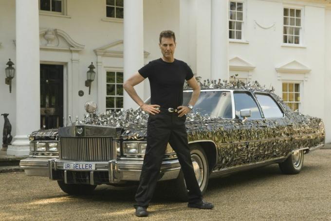 uri geller kotona berkshire englanti 2008 uri mittatilaustyönä tehdyllä 1976 cadillacilla, jossa on yli 5 000 vääntynyttä ja taivutettua lusikkaa ja ruokailuvälinettä