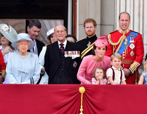 Joukko väri 2017 - kuninkaallinen perhe - kuningatar Elizabeth II, varaadmiral Timothy Laurence, prinssi Philip, Edinburghin herttua, prinssi Harry, Catherine, Cambridgen ruhtinaskunta, prinssi William, Cambridgen herttua, Cambridgen prinsessa Charlotte, Cambridgen prinssi George seisovat Buckinghamin parvekkeella Palatsi.