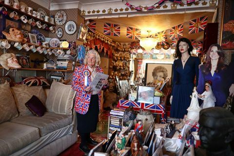 kuninkaallinen superfani Margaret Tyler seisoo kuninkaallisten muistoesineiden joukossa olohuoneessaan