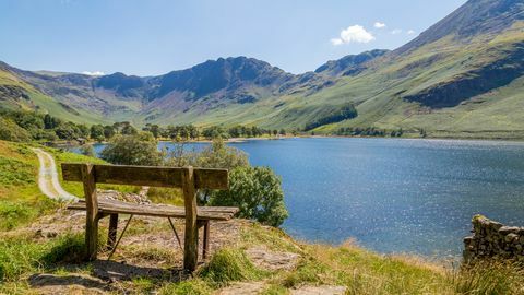 < p> Buttermeren laakso on kaunis metsäalue, maatiloja, karuja tuntureita ja mikä parasta, kolme upeaa järveä. Tämä rento kahden tunnin kävelymatka puhuu Buttermere-järven ympärillä. </p>< p>< strong data-redactor-tag=" strong" data-verified=" redactor">< a href=" https://osmaps.ordnancesurvey.co.uk/route/1678003/OS-Recommended-ITV-100-Favourite-Walks-Buttermere" target=" _blank" data-tracking-id=" recirc-text-link"> Katso reitti</a></strong></p>