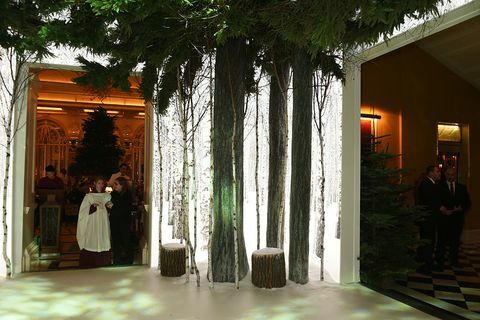 Yleiskuva ilmapiiristä Claridge's Christmas Tree 2016 -juhlissa, Sir Jony Ive ja Marc Newson suunnitteleman puun kanssa, Claridge's-hotellissa 19. marraskuuta 2016 Lontoossa, Englannissa.