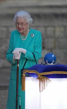 Windsor, Englanti 2. kesäkuuta Britannian kuningatar Elizabeth ii valmistautuu koskettamaan kansainyhteisön kansakuntien maapalloa aloittaakseen päämajakan sytyttämisen Buckinghamin palatsin ulkopuolella vuonna Lontoo, nelikulmiosta Windsorin linnassa Windsorissa, Lontoon länsipuolella, osana platinajuhlajuhlaa 2.6.2022 Windsorissa Englannissa yli 2800 majakkaa sytytetään Buckinghamin palatsissa ja eri puolilla Yhdistynyttä kuningaskuntaa, mukaan lukien neljän korkeimman huipun huipulla, sekä kanaalisaarilla, Mansaarella ja Ison-Britannian merentakaisilla alueilla palavia kunnianosoituksia nähdään 54 kansainyhteisön pääkaupungissa viidellä mantereella, eteläisen Tyynenmeren tongasta ja samoasta Belizeen Karibialla. Elizabeth ii: n platinajuhlavuosi on meneillään. juhlittiin 2.–5. kesäkuuta 2022 Isossa-Britanniassa ja Kansainyhteisössä kuningatar Elizabeth II: n liittymisen 70-vuotispäivänä 6. helmikuuta 1952. Kuva: steve Parsons poolgetty kuvia