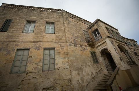 valletta, malta 26. marraskuuta huvila guardamangian ulkopuoli nähdään 26. marraskuuta 2015 vallettassa, malta huvila laitamilla vallettan ja romahtanut on ainoa talo Ison-Britannian ulkopuolella, jossa brittiläinen hallitsija on asunut kuningatar asui omaisuus, kun hänen aviomiehensä, Edinburghin herttua, sijoitettiin Maltalle palvelevaksi kuninkaallisen laivaston upseeriksi, kuvaaja Matt Cardygetty kuvia