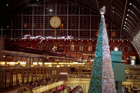 Tiffany & Co. ja Coty -kumppani St Pancras Internationalin aseman kanssa paljastavat ensimmäisen tuoksuneen joulukuusi- ja hajustekaupan