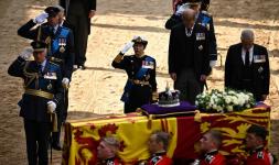 Kate Middleton osoittaa kunnioitusta kuningattarelle hänen majesteettinsa harvoin nähdyllä helmirintakorulla