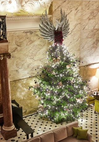 Lontoo EDITION -hotelli paljastaa folkloristisesti suunnitellun joulukuusen, jonka on suunnitellut suunnittelija ja taidejohtaja Simon Costin
