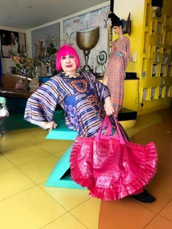 karismatisk kantolaukku, joka on saanut inspiraationsa fraktasta, ikean uudesta zandra rhodes -kokoelmasta