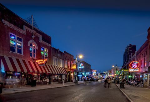 USA, Tennessee, Beale Street hämärässä