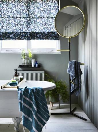 sininen teemainen kylpyhuone vaaleanharmailla seinillä