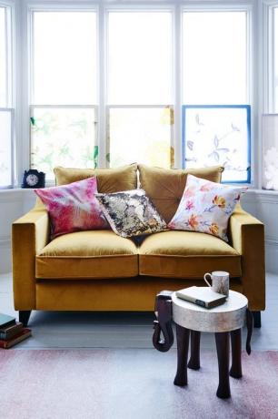 Keltainen sohva ja JD Williamsin Elephant Sheesham -pöytäpöytä