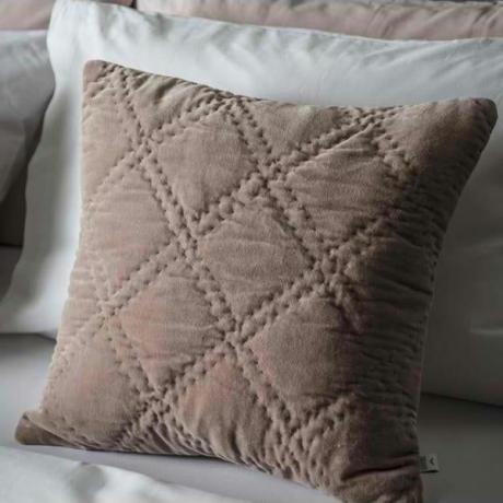 Iggy Quilted Cotton Velvet -tyyny poskipunassa