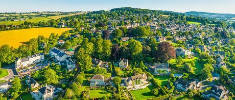 Ilma-panoraama maalaiskoteja viehättävään kesäkylään Cotswoldsiin