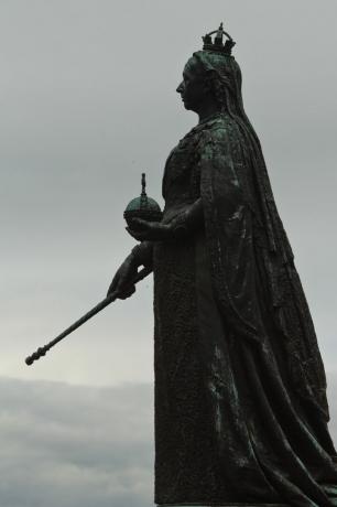 kuningatar victorian patsas taivasta vasten
